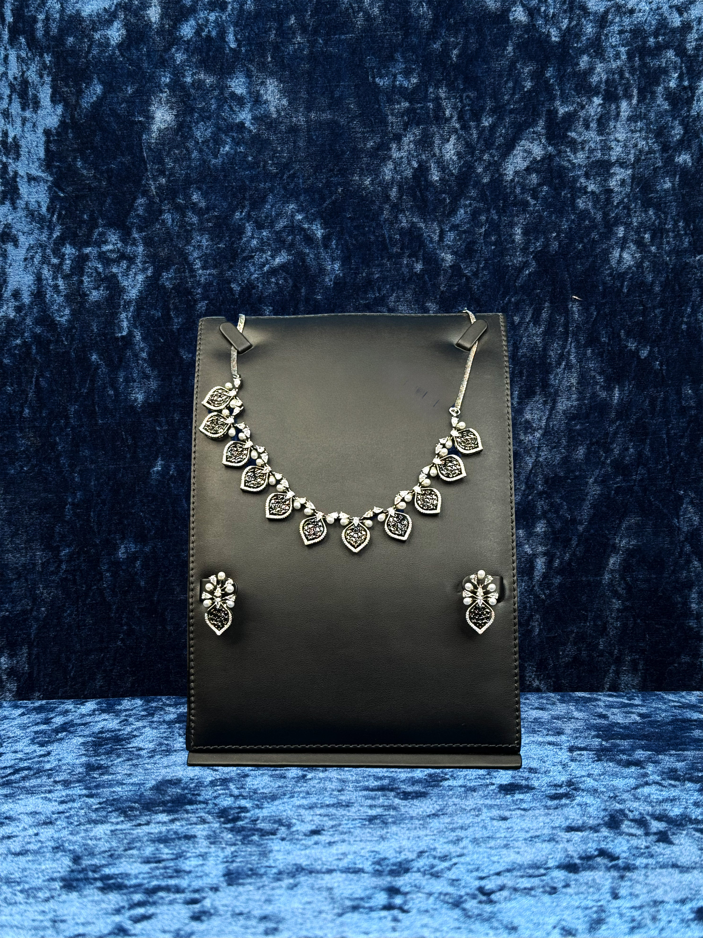 silver-black-necklace-set