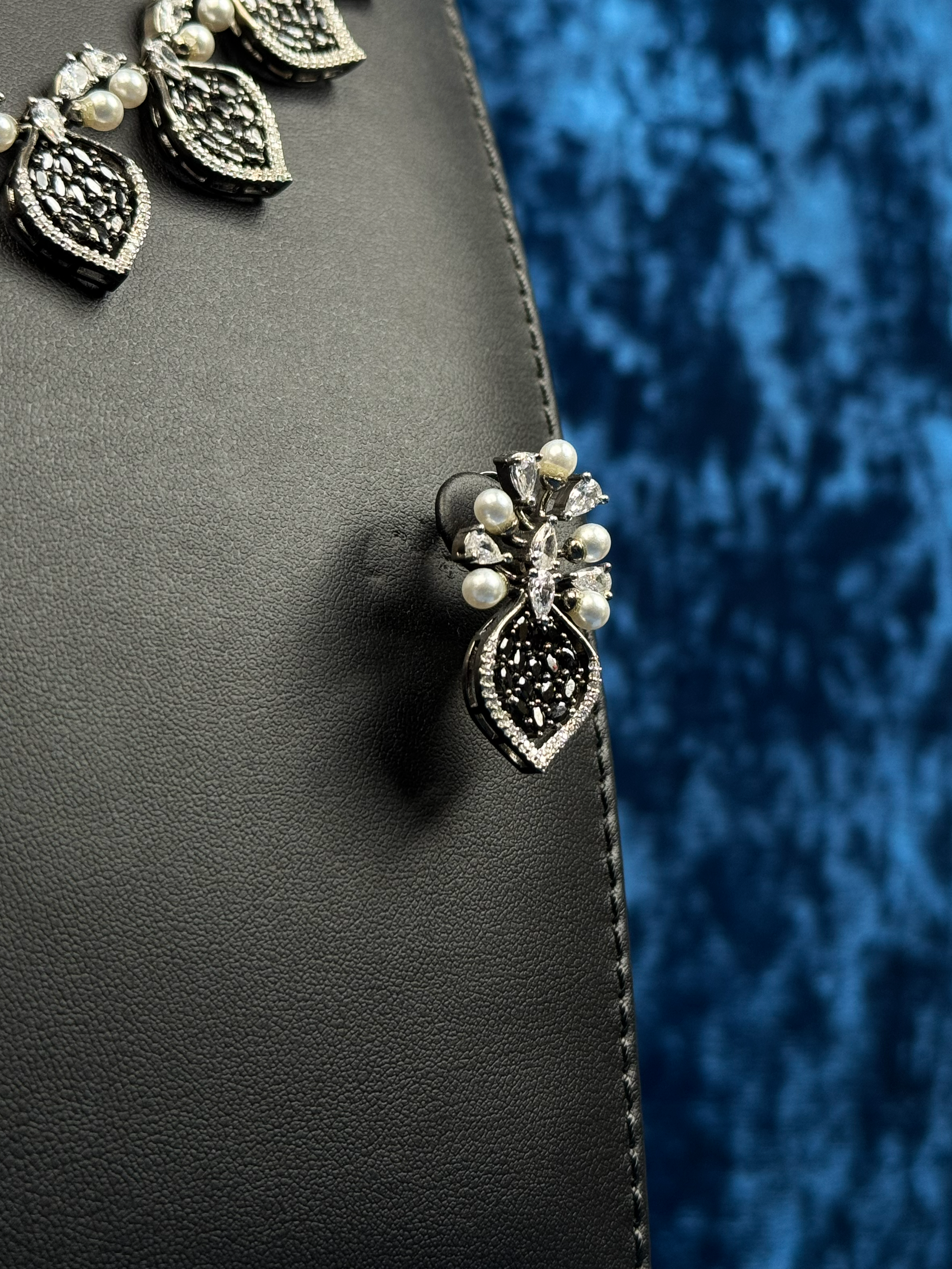 silver-black-necklace-set