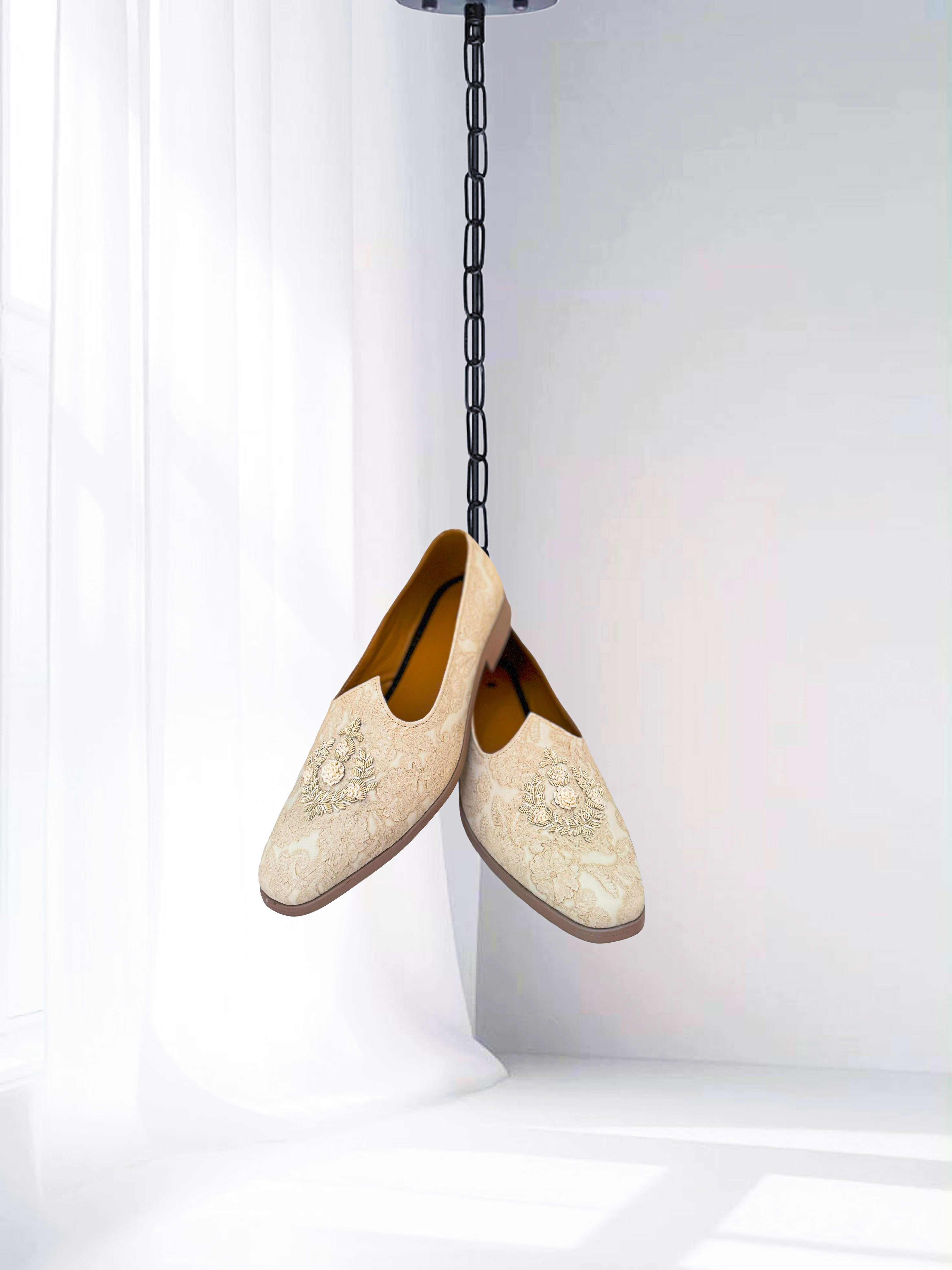 Men’s ivory loafers with golden embroidery – ethnic wedding shoes for sherwanis and festive outfits.